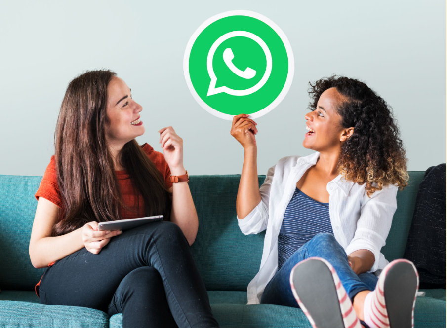Duas profissionais utilizando WhatsApp como canal de atendimento e vendas B2B integrado à operação comercial.