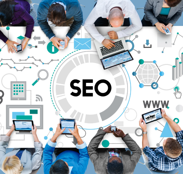 Profissionais analisando estratégias de SEO e busca generativa em ambiente corporativo digital.