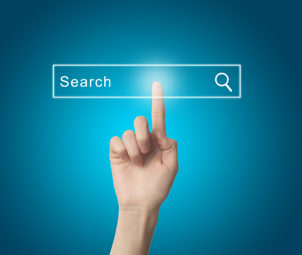 Barra de pesquisa digital sendo utilizada para representar comportamento de busca em mecanismos de pesquisa.

Mão interagindo com campo de busca online ilustrando pesquisas em Google, IA generativa e search engines.