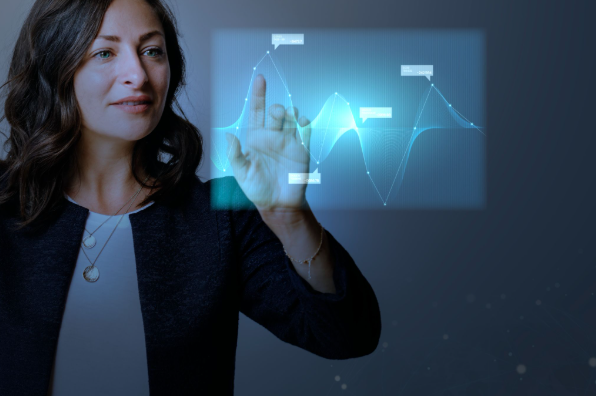 Profissional analisando painel de dados com inteligência artificial para integrar marketing, canais de vendas e CRM em uma estratégia de Revenue Operations.